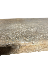 Brutalistische Steinplatte Für Ein Langsames Couchtischdesign