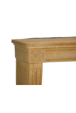Elegante Französische Kaminverkleidung Im Louis XVI-Stil Für Zeitloses Wohnen