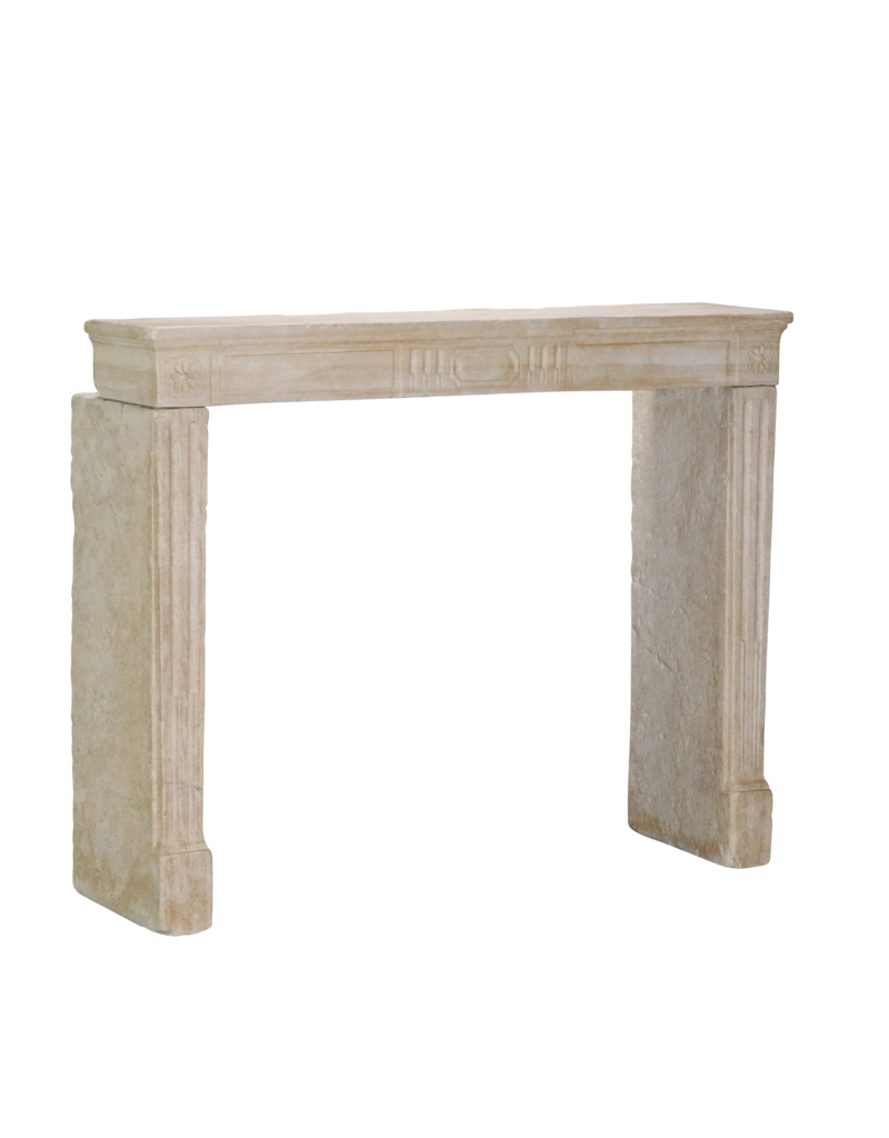 Maison Leon Van den Bogaert 140 cm Breite Kaminumrandung aus Kalkstein