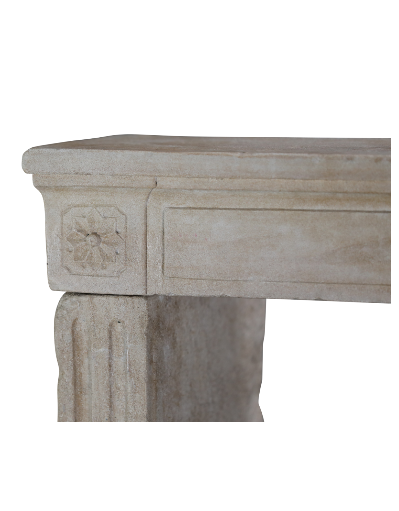 Maison Leon Van den Bogaert 140 cm Breite Kaminumrandung aus Kalkstein