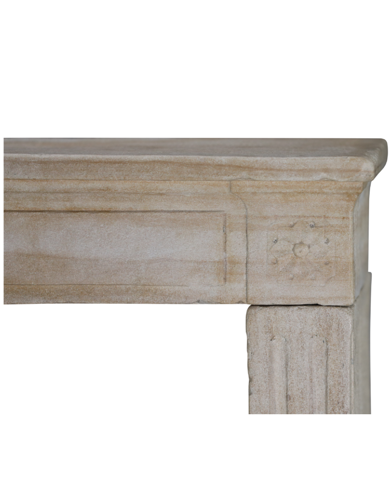 Maison Leon Van den Bogaert 140 cm Breite Kaminumrandung aus Kalkstein