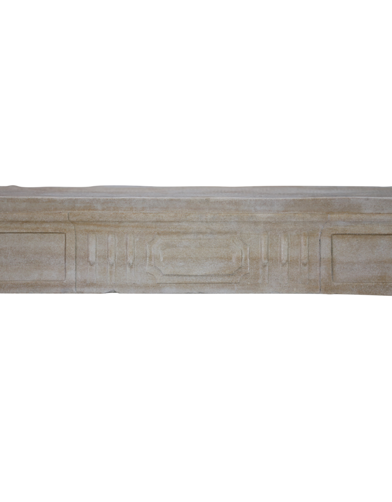 Maison Leon Van den Bogaert 140 cm Breite Kaminumrandung aus Kalkstein