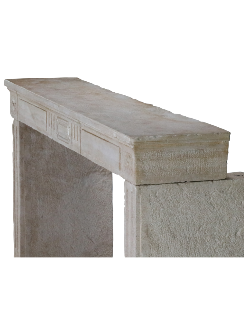 Maison Leon Van den Bogaert 140 cm Breite Kaminumrandung aus Kalkstein