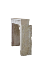 Brutale zweifarbige Kaminverkleidung aus beigem Kalkstein