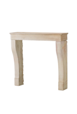 Maison Leon Van den Bogaert Elegante französische Kaminumrandung aus Kalkstein