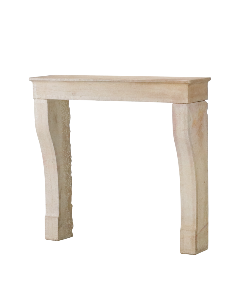 Maison Leon Van den Bogaert Elegante französische Kaminumrandung aus Kalkstein