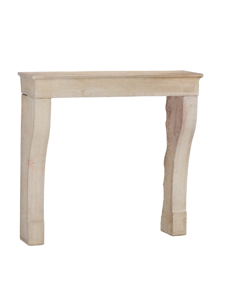 Maison Leon Van den Bogaert Elegante französische Kaminumrandung aus Kalkstein