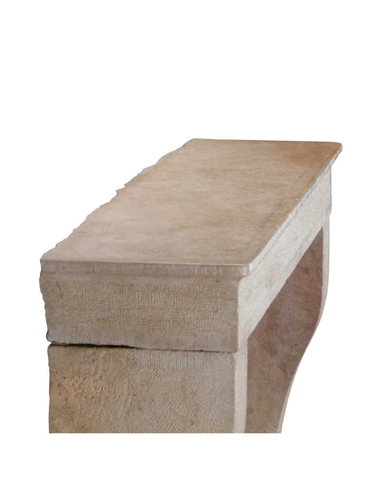Elegante französische Kaminverkleidung aus Kalkstein