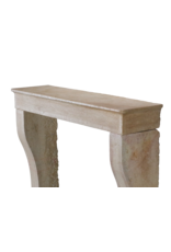 Elegante französische Kaminverkleidung aus Kalkstein