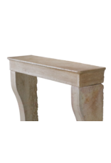 Maison Leon Van den Bogaert Elegante französische Kaminumrandung aus Kalkstein