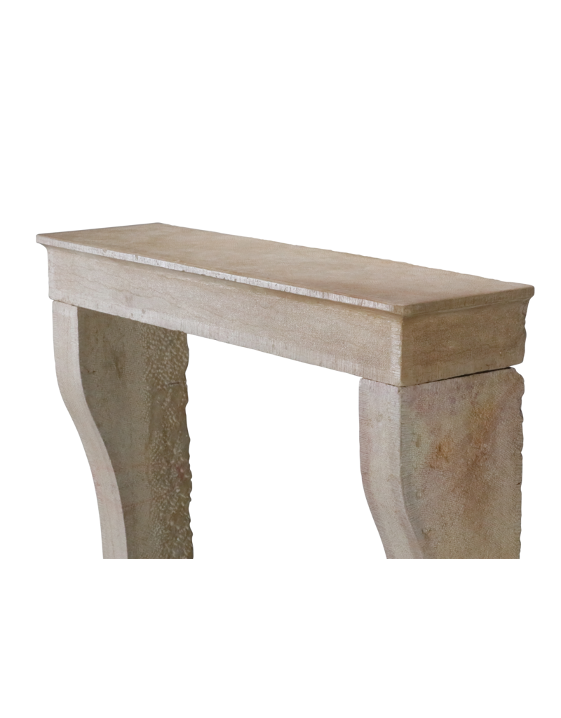Maison Leon Van den Bogaert Elegante französische Kaminumrandung aus Kalkstein