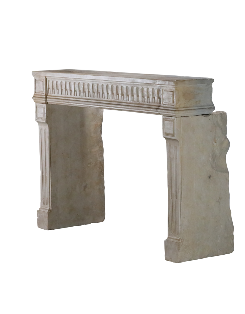 Cheminée classique chic en pierre calcaire française