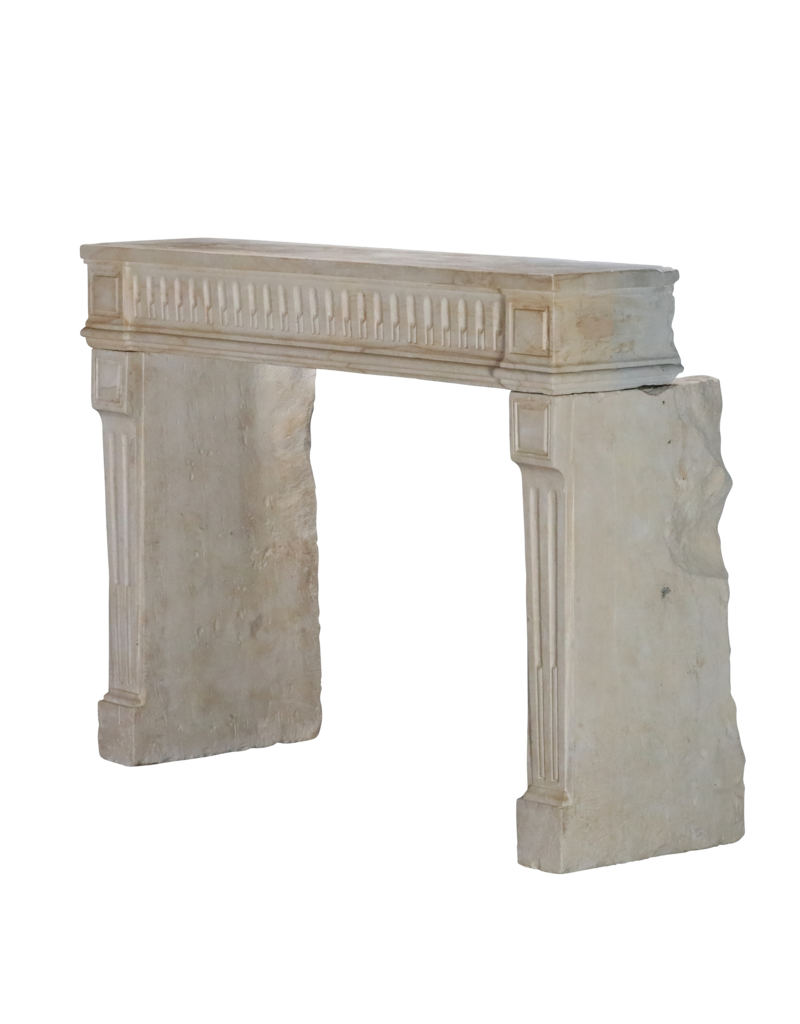 Klassisch-schickes französisches Kalkstein-Kamin