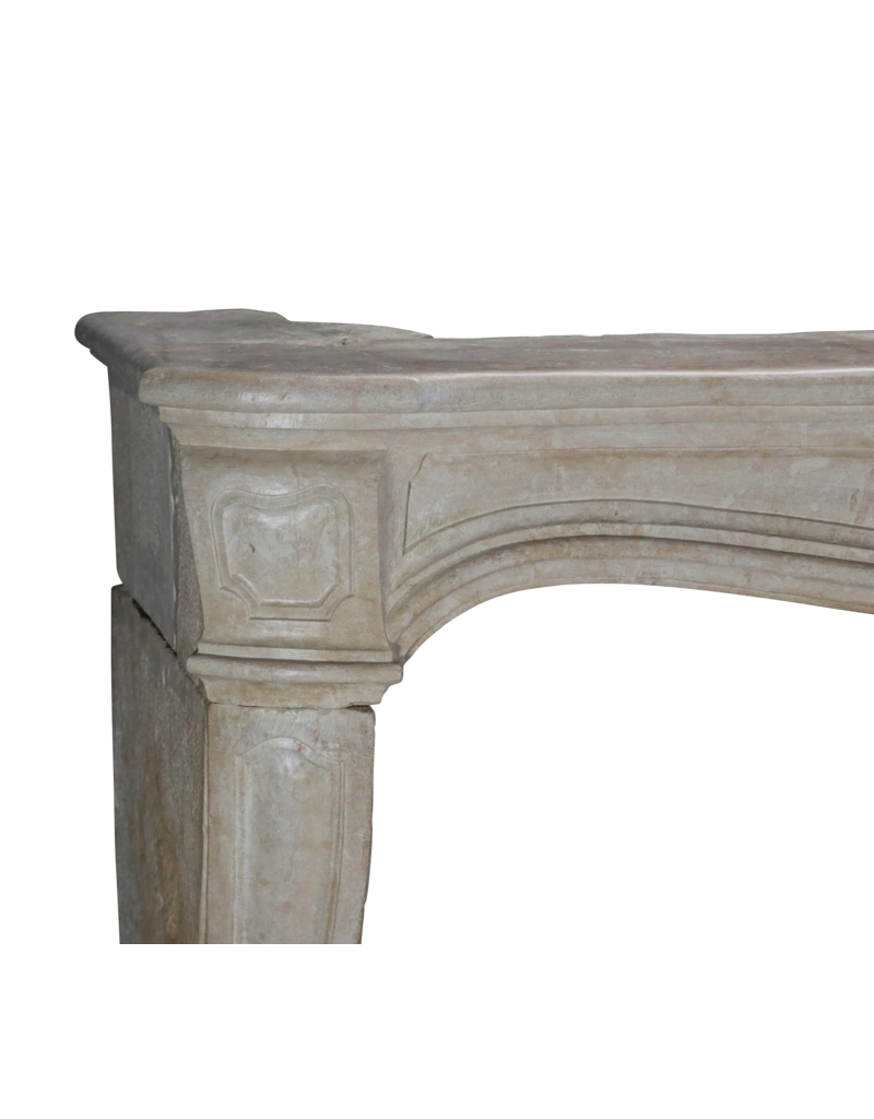 Maison Leon Van den Bogaert Klassischer französischer Kamin aus hellem Kalkstein