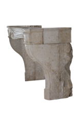 Klassischer französischer Kamin aus hellem Kalkstein