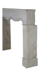 Zeitlose weiße französische Kamineinfassung aus Kalkstein