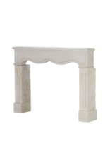 Zeitlose weiße französische Kamineinfassung aus Kalkstein