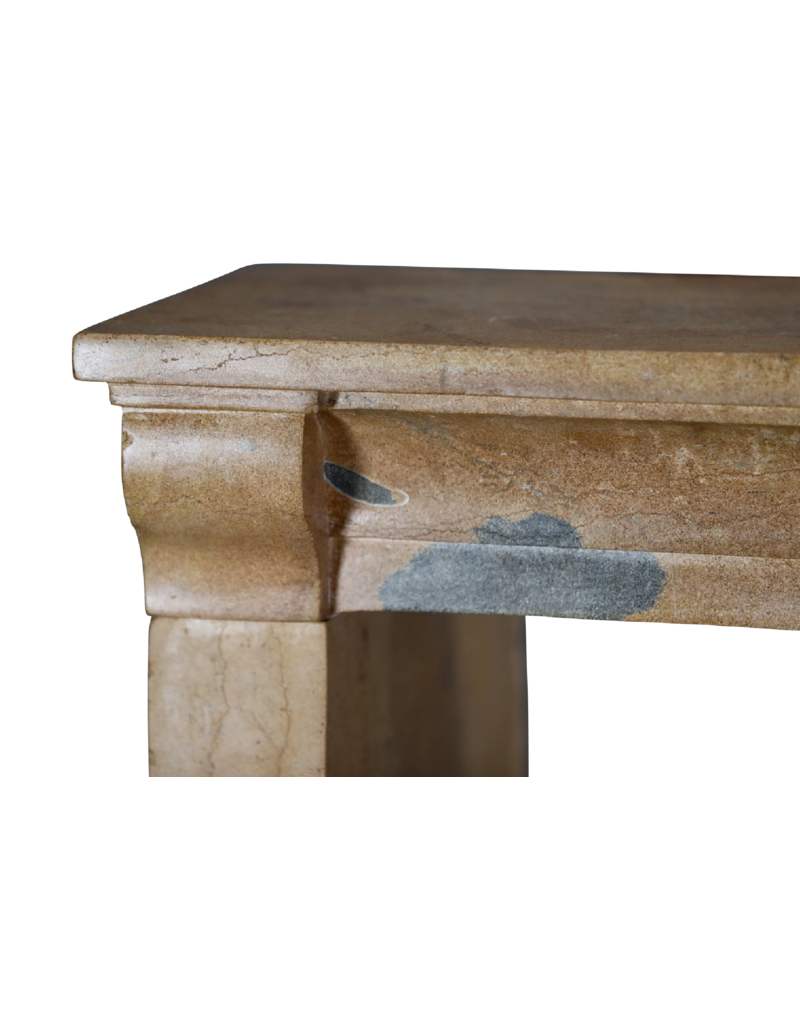Kamineinfassung aus zweifarbigem Stein in Honigfarbe