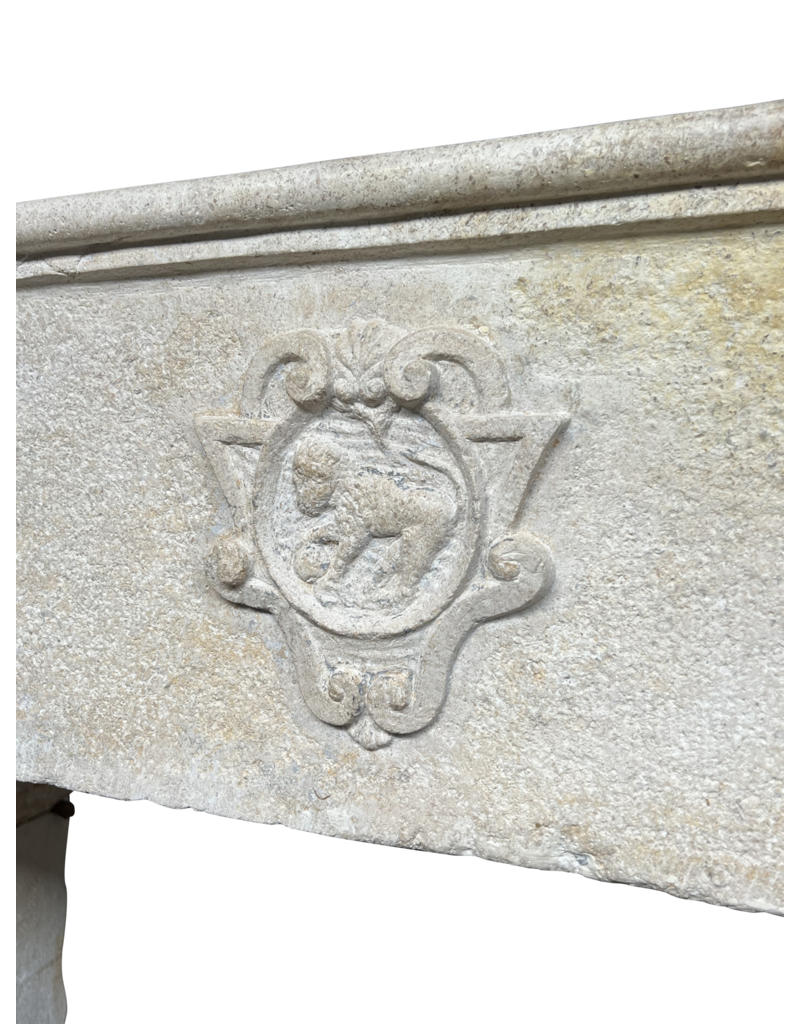 Maison Leon Van den Bogaert Schloss-Kaminumrandung aus Kalkstein mit Löwenmotiv