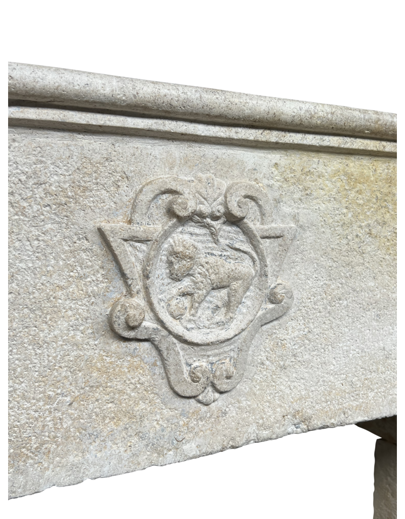 Maison Leon Van den Bogaert Schloss-Kaminumrandung aus Kalkstein mit Löwenmotiv
