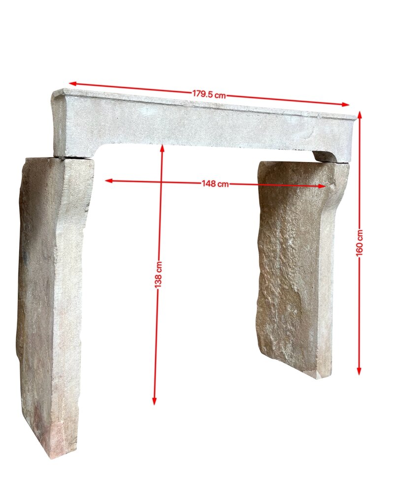Rustikaler Steinkaminsims Im französischen Kalkstein