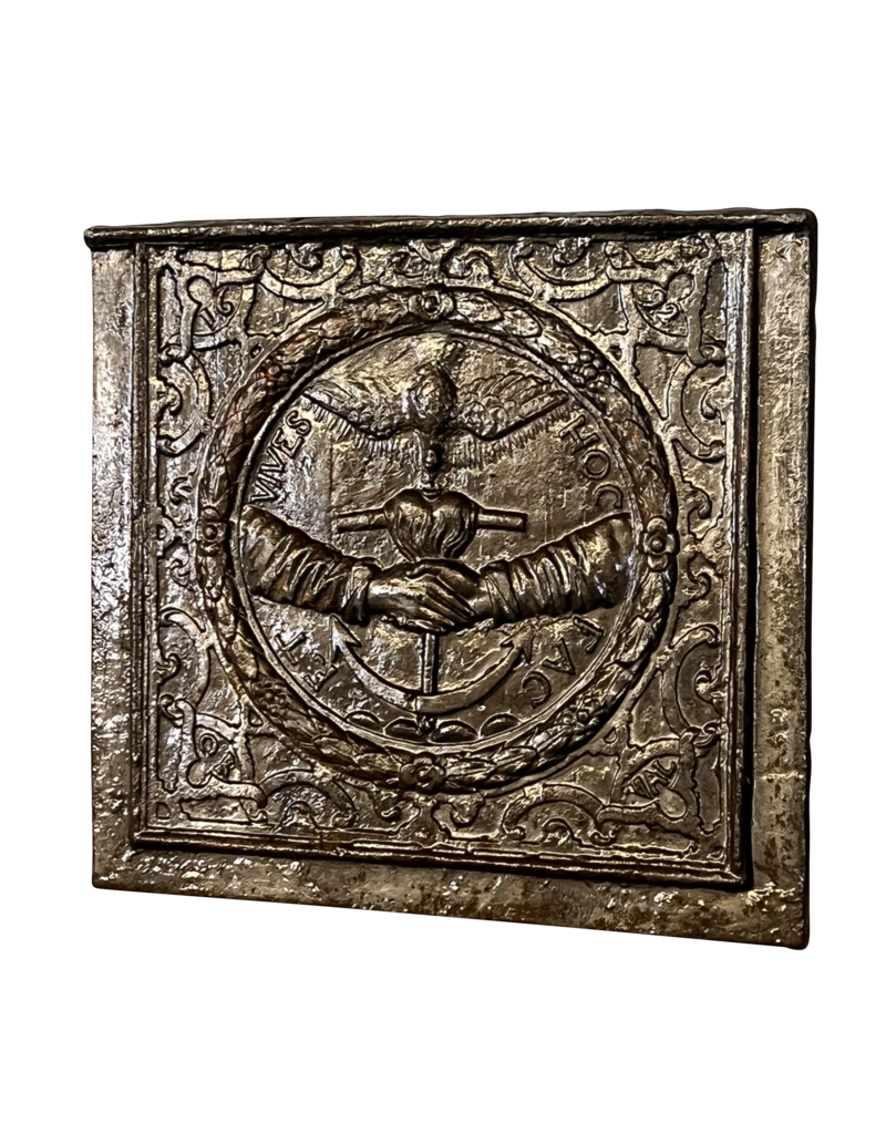 Maison Leon Van den Bogaert Kaminplatte von 1692 mit Seefahrtsmotiv und Inschrift — Hoc Fac et Vives