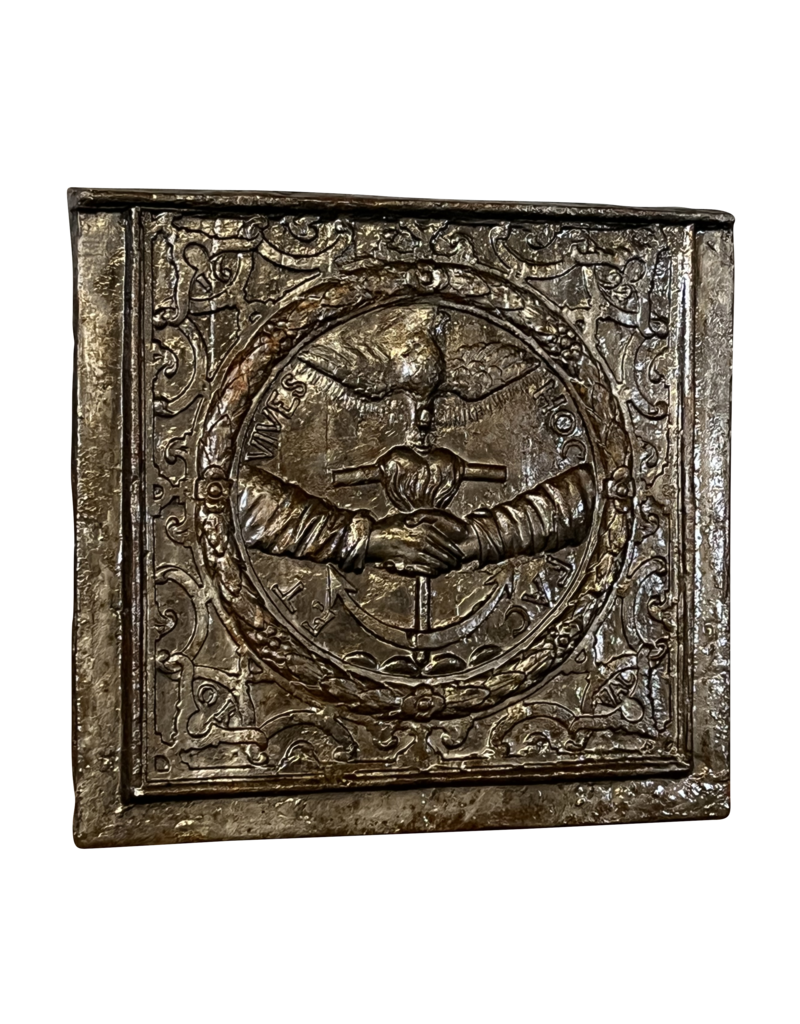Maison Leon Van den Bogaert Kaminplatte von 1692 mit Seefahrtsmotiv und Inschrift — Hoc Fac et Vives