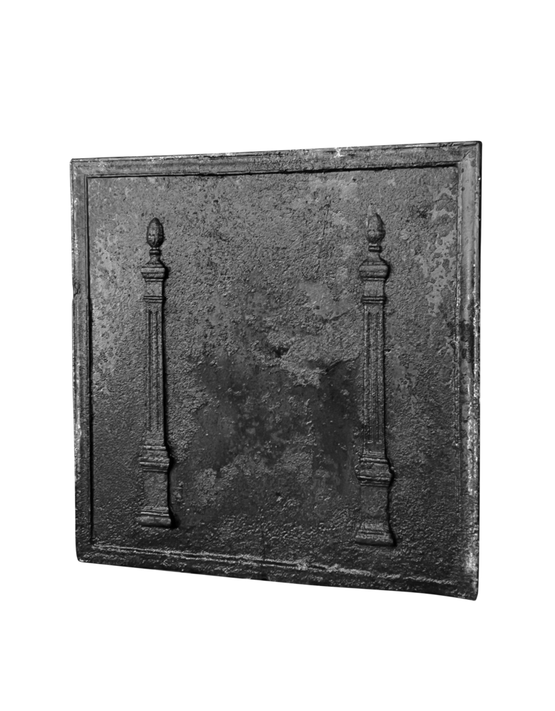 Maison Leon Van den Bogaert Kaminrückwand mit elegantem Säulen-Minimaldekor