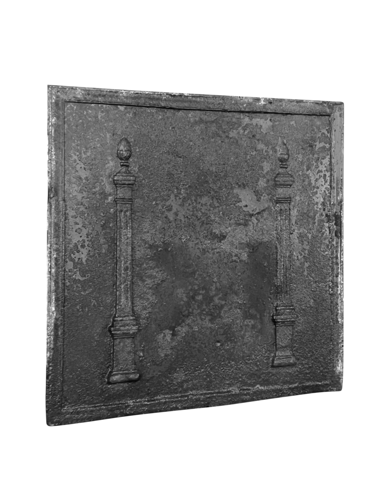 Maison Leon Van den Bogaert Kaminrückwand mit elegantem Säulen-Minimaldekor