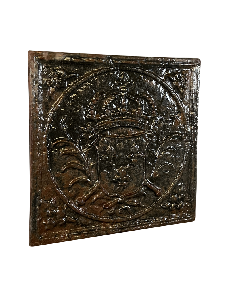 Maison Leon Van den Bogaert Quadratische Kaminplatte mit dem Wappen des französischen Königs