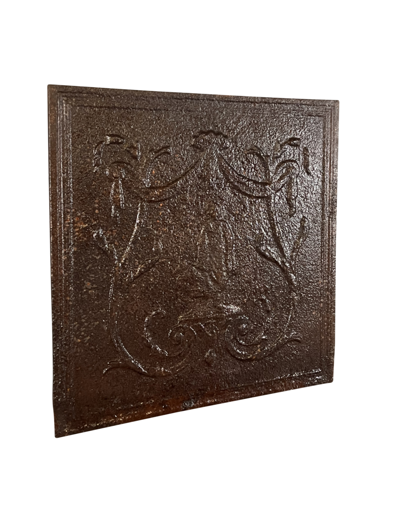 Plaque De Cheminée Aux Motifs Décoratifs Élégants