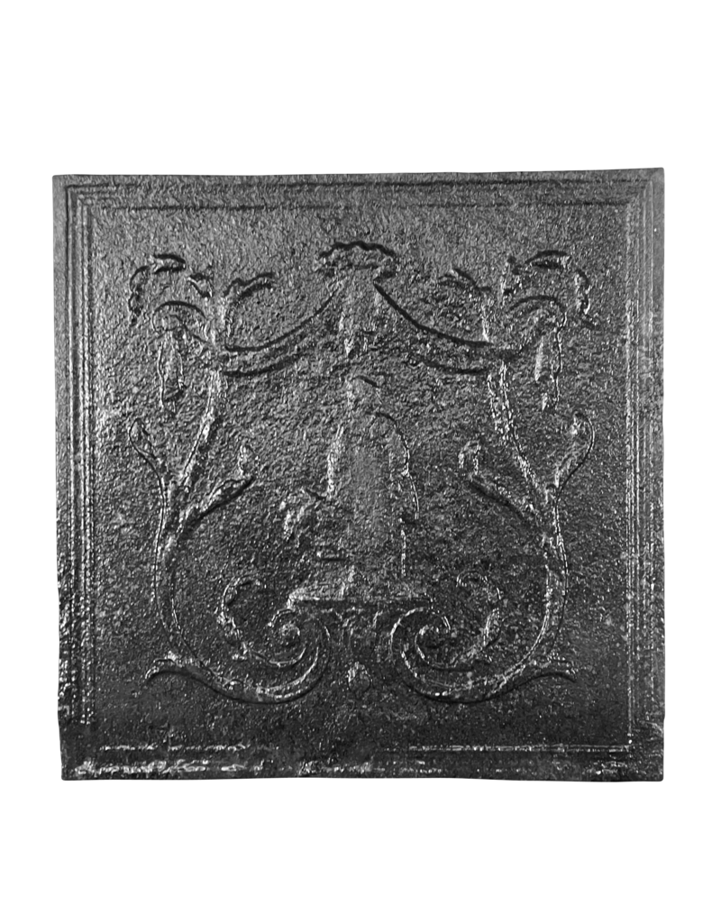 Plaque De Cheminée Aux Motifs Décoratifs Élégants