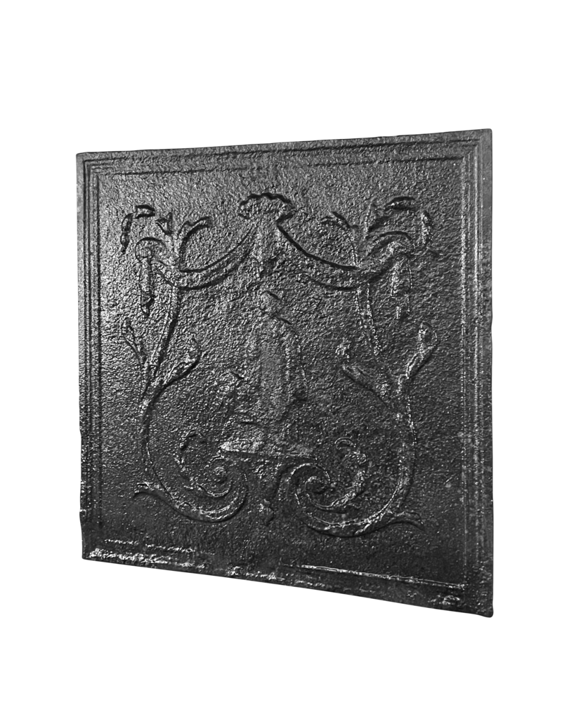 Plaque De Cheminée Aux Motifs Décoratifs Élégants