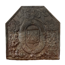 Maison Leon Van den Bogaert Haardplaat met wapenschild uit de 17e eeuw — 66 cm hoog