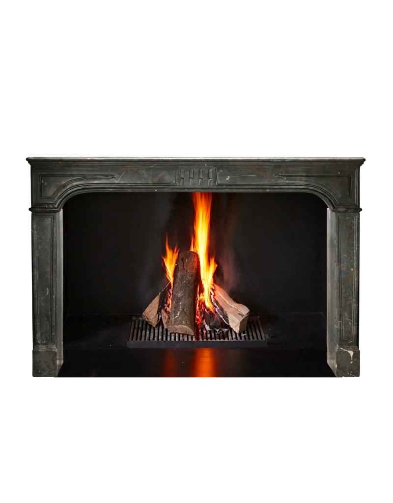 Maison Leon Van den Bogaert Extra Breiter Antiker Kamin Aus Schwarzem Stein Für Luxuriöse Innenarchitektur