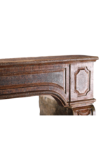 Antiker Französischer Kamin Mit Rustikaler Roter Patina