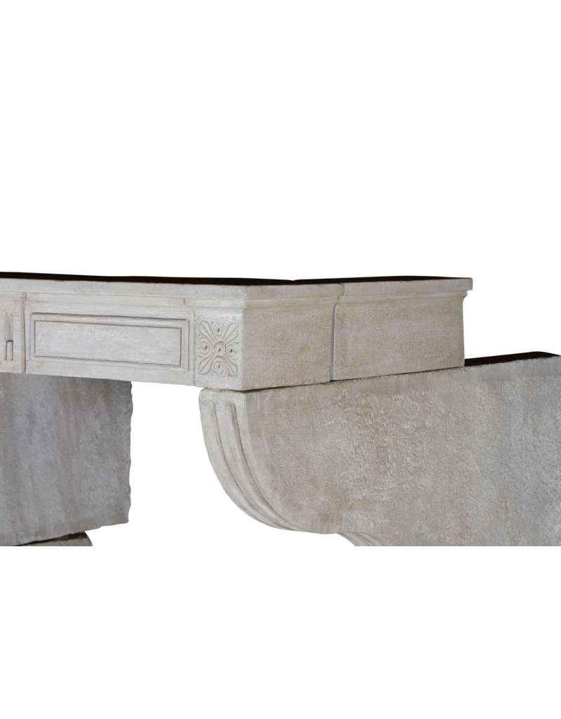 Maison Leon Van den Bogaert Cheminée ancienne en grès beige monochrome de France