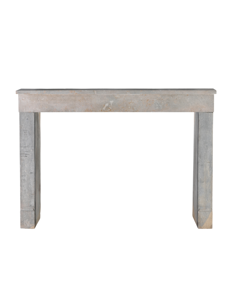 Cheminée Ancienne Dans Une Pierre Gris Indéfini