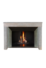 Chimenea Antigua De Francia En Piedra En Un Gris Indefinido