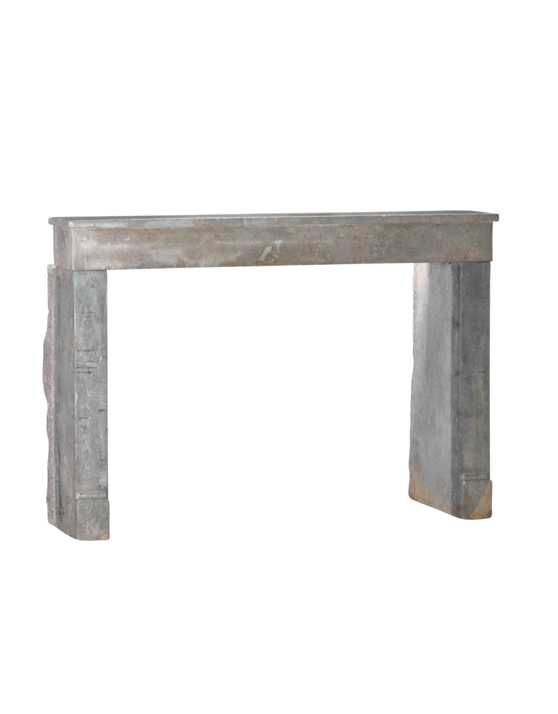 Cheminée Ancienne Dans Une Pierre Gris Indéfini