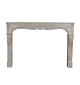 Chimenea Francesa Del Siglo XVIII En Piedra Buxy