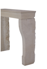 Pequeña Chimenea De Piedra Monocromática Del Siglo XIX