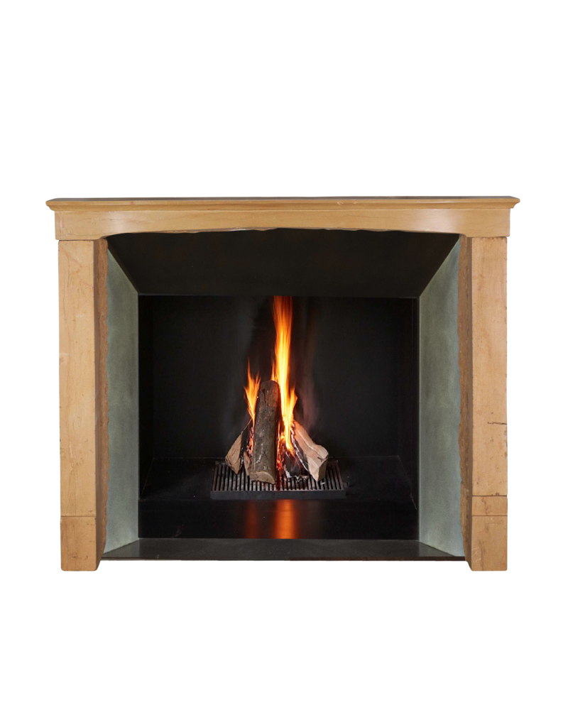 Chimenea Antigua En Piedra Para Una Decoración Interior Atemporal