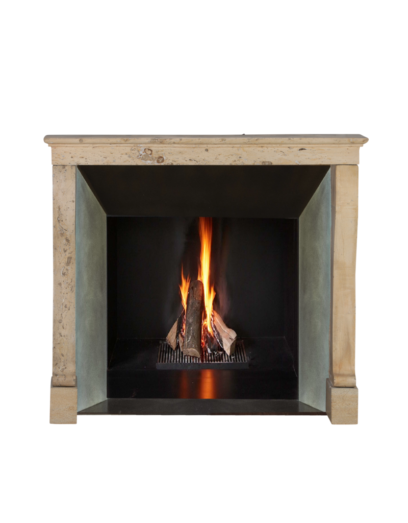 Antiker Französischer Steinkamin Für Quadratischen Kamin