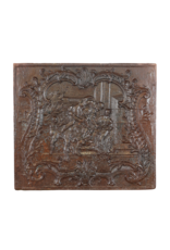Une Ancienne Plaque De Cheminée Donne Un Rayonnement Supplémentaire Dans La Pièce