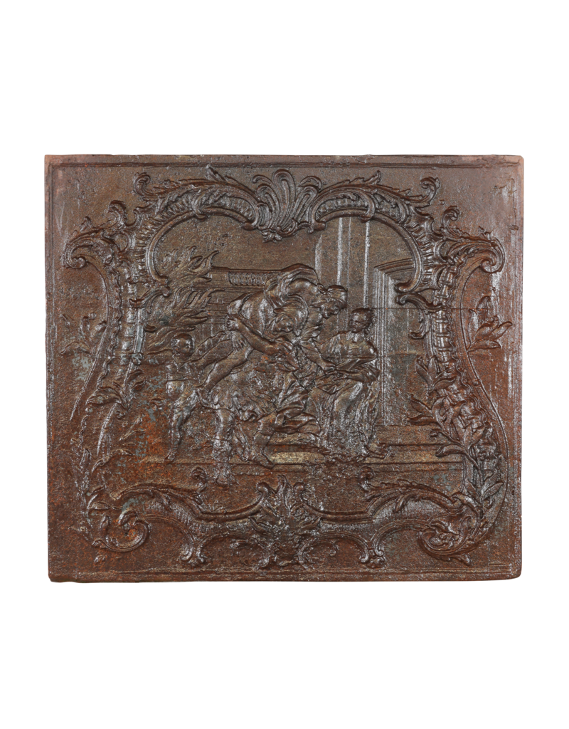 Une Ancienne Plaque De Cheminée Donne Un Rayonnement Supplémentaire Dans La Pièce