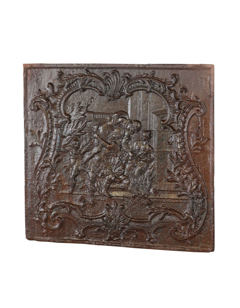 Une Ancienne Plaque De Cheminée Donne Un Rayonnement Supplémentaire Dans La Pièce