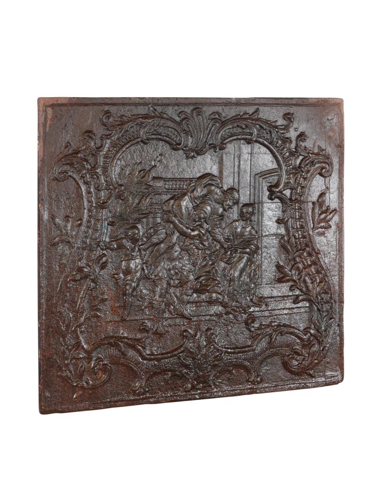 Une Ancienne Plaque De Cheminée Donne Un Rayonnement Supplémentaire Dans La Pièce