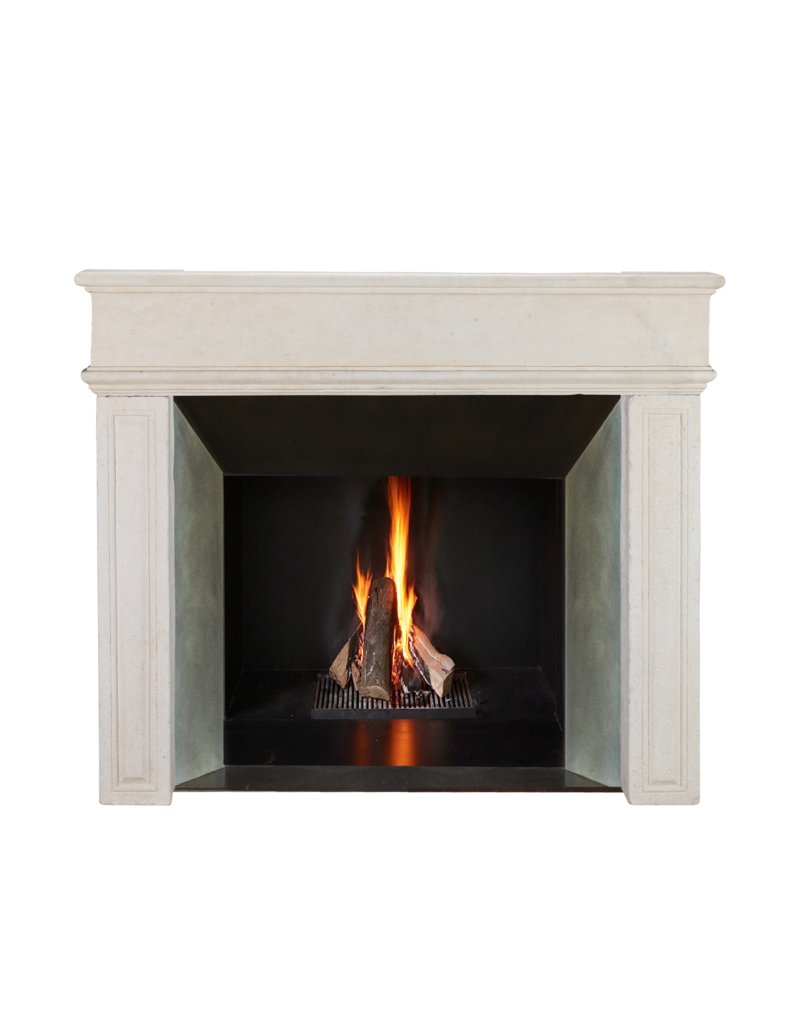 Maison Leon Van den Bogaert Elegante, antike Kaminumrandung aus Kalkstein für minimalistische Finca-Innenräume