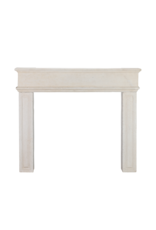 Maison Leon Van den Bogaert Elegante, antike Kaminumrandung aus Kalkstein für minimalistische Finca-Innenräume